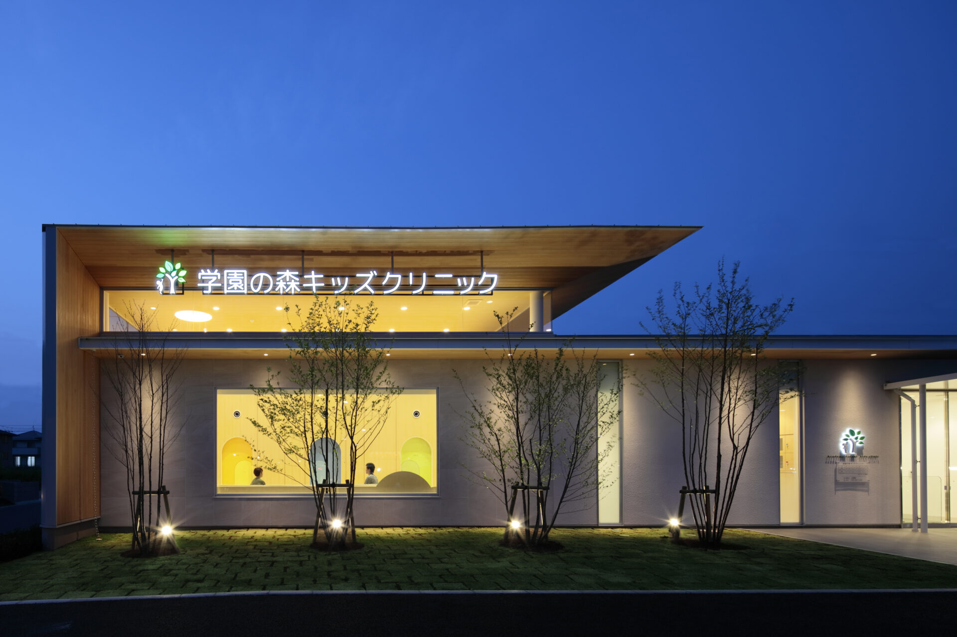 学園の森キッズクリニックの内装デザイン事例 - 森をコンセプトにした小児科空間